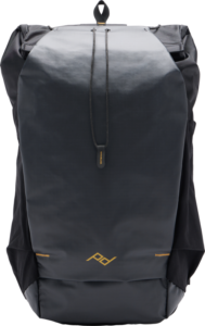 800q-01_129775 Peak Design Outdoor Backpack 25L - Black on tyylikäs, minimalistinen laukku, jossa on taittuva yläosa, vetoketju edessä ja pieni kultainen geometrinen logo etupuolella. Sen sileä, vedenkestävä materiaali lisää kestävyyttä ja tyyliä.