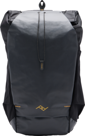 800q-01_129775 Peak Design Outdoor Backpack 25L - Black on tyylikäs, minimalistinen laukku, jossa on taittuva yläosa, vetoketju edessä ja pieni kultainen geometrinen logo etupuolella. Sen sileä, vedenkestävä materiaali lisää kestävyyttä ja tyyliä.