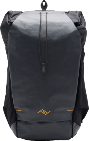 800q-01_129775 Peak Design Outdoor Backpack 25L - Black on tyylikäs, minimalistinen laukku, jossa on taittuva yläosa, vetoketju edessä ja pieni kultainen geometrinen logo etupuolella. Sen sileä, vedenkestävä materiaali lisää kestävyyttä ja tyyliä.