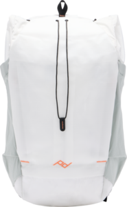 800q-01_129776 Peak Design Outdoor Backpack 25L - Cloud -repussa on valkoinen runko harmailla sivupaneeleilla, oranssi logo lähellä pohjaa, musta vetonauha edessä ja minimalistinen moderni muotoilu.