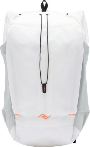 800q-01_129776 Peak Design Outdoor Backpack 25L - Cloud -repussa on valkoinen runko harmailla sivupaneeleilla, oranssi logo lähellä pohjaa, musta vetonauha edessä ja minimalistinen moderni muotoilu.
