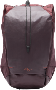 800q-01_129777 Peak Design Outdoor Backpack 25L - Eclipse -repussa on ruskeankeltainen ja tummanvioletti värimaailma, jossa on yläläppä, tyylikäs minimalistinen muotoilu, hienovarainen logo edessä alhaalla, keskellä oleva vetokieleke ja selkeät linjat modernin ulkoasun takaamiseksi.