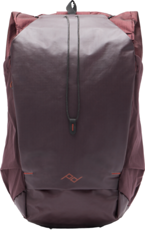 800q-01_129777 Peak Design Outdoor Backpack 25L - Eclipse -repussa on ruskeankeltainen ja tummanvioletti värimaailma, jossa on yläläppä, tyylikäs minimalistinen muotoilu, hienovarainen logo edessä alhaalla, keskellä oleva vetokieleke ja selkeät linjat modernin ulkoasun takaamiseksi.