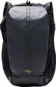Peak Design Outdoor Backpack 45L - Black - Repussa on suuri läppäsuljenta, minimalistinen logo alhaalla keskellä, hienovaraiset kultaiset korostukset, sivutaskut ja hieman kuvioitu, säänkestävä materiaali.