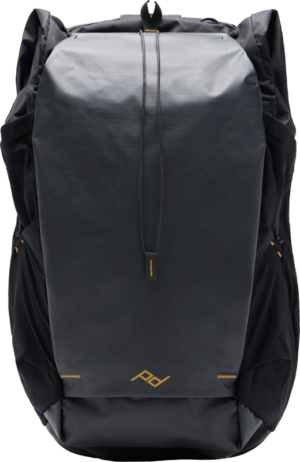 800q-01_129778 Peak Design Outdoor Backpack 45L - Black - Repussa on suuri läppäsuljenta, minimalistinen logo alhaalla keskellä, hienovaraiset kultaiset korostukset, sivutaskut ja hieman kuvioitu, säänkestävä materiaali.