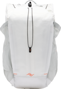 800q-01_129779 Peak Design Outdoor Backpack 45L - Cloud on valkoinen, minimalistinen reppu, jossa on vaaleanharmaat sivutaskut sekä mustat ja oranssit korostukset, jotka näkyvät yksiväristä taustaa vasten.