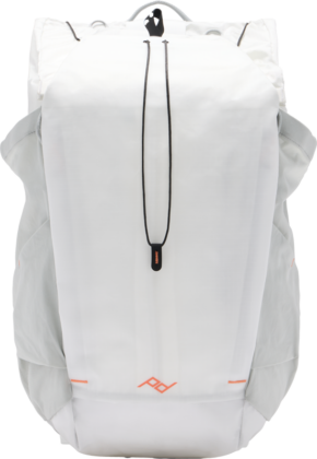 800q-01_129779 Peak Design Outdoor Backpack 45L - Cloud on valkoinen, minimalistinen reppu, jossa on vaaleanharmaat sivutaskut sekä mustat ja oranssit korostukset, jotka näkyvät yksiväristä taustaa vasten.