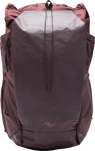 800q-01_129780 Peak Design Outdoor Backpack 45L - Eclipse -repussa on punaruskea ja tummanvioletti väri, tyylikäs kulmikas muotoilu, yläkahva, sivutaskut ja hienovarainen etulogo.