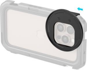 800q-01_129792 Lähikuva iPhone 16 -puhelimesta SmallRig 5010 Attachable Filter Adapter (67 mm) -häkissä, kun musta suodatinsuojus on osittain poistettu ja kameran linssit ovat näkyvissä. Sininen nuoli osoittaa, miten suojus liu'utetaan pois.