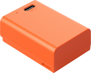 800q-01_129796 SmallRig 4967 USB-C ladattava kamera-akku EN-EL25 on oranssi suorakulmainen laite, jossa on USB-C-sisääntulo, jossa on merkintä INPUT, ja pieni LED-merkkivalo päällä.