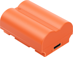SmallRig 4970 USB-C ladattava kamera-akku NP-W235 on oranssi, suorakaiteen muotoinen akku, jossa on pyöristetty yläosa ja näkyvä USB-C-portti toisessa päässä, ja se näkyy valkoisella taustalla.