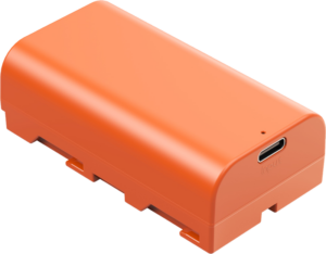 800q-01_129800 SmallRig 4971 USB-C ladattava kamera-akku NP-F550 on oranssi, suorakaiteen muotoinen akku, jossa on pyöristetyt reunat ja jonka toisessa päässä on USB-C-tuloliitäntä valkoista taustaa vasten.
