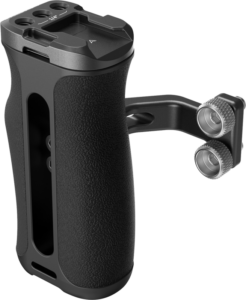 800q-01_129804 SmallRig 4756 Mini Side Handle with 1/4"-20 Screws on musta, kuvioitu ergonominen kamerakahva, jossa on kaksi hopeista säätönuppia metallikannattimella, joka on suunniteltu kiinnitettäväksi kameralaitteisiin tai videolaitteisiin.