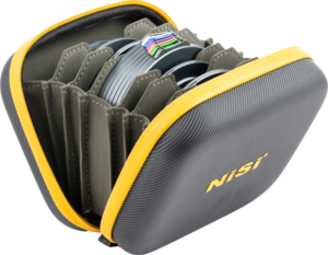 800q-01_129857 Harmaa ja keltainen NiSi JetMag Pro Caddy Pouch on auki, ja siinä näkyy useita kameran linssisuodattimia siististi järjestettyinä erillisiin aukkoihin sen pehmustetun sisustan sisällä.