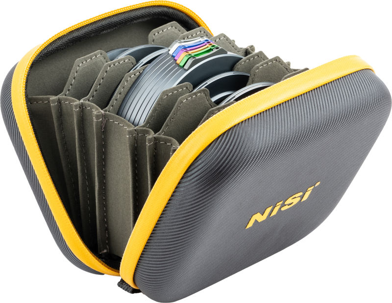 800q-01_129857 Harmaa ja keltainen NiSi JetMag Pro Caddy Pouch on auki, ja siinä näkyy useita kameran linssisuodattimia siististi järjestettyinä erillisiin aukkoihin sen pehmustetun sisustan sisällä.