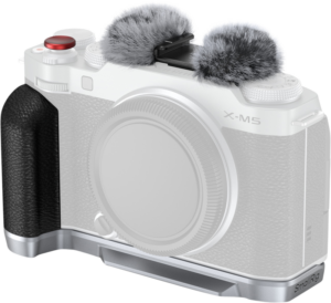 Fujifilm X-M5 -kamera, jossa on musta kuvioitu kahva ja kaksi harmaata karvapeitteistä mikrofonin tuulisuojaa päällä, ja joka on varustettu hopeisella SmallRig 4875 L-muotoisella kiinnityslevyllä, jossa on silikoninen kahva.