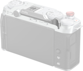 800q-01_129907 The SmallRig 4877 Thumb Grip for Fujifilm X-M5 (silver) is mounted above the camera's control wheel and screen, emphasising its grip and secure hold, while the Fujifilm camera body is partially hidden in the background.