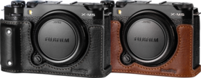 Kaksi Canon EOS R5 -kameraa ja objektiivin suojukset on esitetty vierekkäin SmallRig 2976 L-telineissä, toinen mustalla ja toinen ruskealla nahkapinnoitteella.