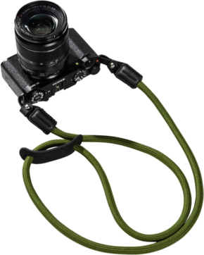 800q-01_129913 A black digital camera with a lens is attached to the green SmallRig 5056 Universal Braided Shoulder Strap against a white background.