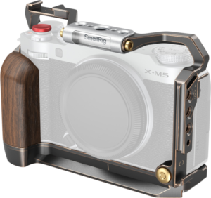 800q-01_129915 SmallRig 4892 Retro Cage for Fujifilm X-M5 -mallissa on puinen kädensija, tukeva metallinen runko, SmallRig-merkinnällä varustettu yläkahva ja useita kiinnityspisteitä. Kamera näkyy puoliksi läpinäkyvässä näkymässä.