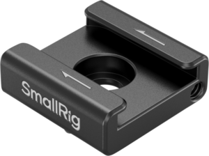 800q-01_129945 SmallRig 5033 Anti-Twist Cold Shoe Mount Support (4kpl) on musta metallinen kameran lisävaruste, jossa on kaksi yhdensuuntaista korotettua reunaa, keskellä reikä, nuolisymboli ja sivulle painettu SmallRig-tuotenimi.