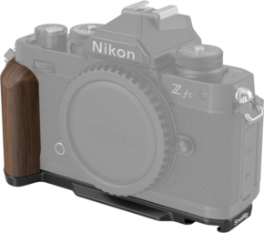 800q-01_129955 Kuvassa Nikon Z fc -kamera ilman objektiivia, jossa on SmallRig 4802 Wooden L-Shape Grip mustana, joka parantaa kameran ergonomiaa ja vakautta.