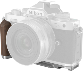 800q-01_129956 Valkoinen Nikon Z fc -kamera, johon on kiinnitetty SmallRig 4803 Wooden L-Shape Grip for Nikon Z fc Silver ja SmallRig-kiinnike pohjassa, hieman oikealle päin.