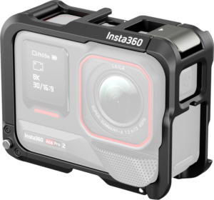 SmallRig 5000 Multifunctional Action Camera Cage on kuvassa asennettu Insta360 Ace Pro 2 -kameran ympärille, ja kameran objektiivi, näyttö ja ohjauspainikkeet näkyvät häkin tarkkojen aukkojen läpi.