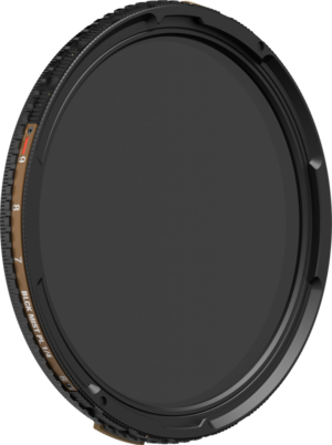 800q-03_129437 PolarPro Croma PMVND / PL / Black Mist 6-9 Stop 49mm -suodattimessa on pyöreä muotoilu, jossa on kuvioitu musta reunus, säätöpyörä ja reunamerkinnät, kuvattuna kulmassa tavallista vaaleaa taustaa vasten.