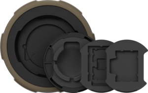 800q-03_129689 PolarPro Defender Pro Lens Cap Large (81-90mm) - Black on esitetty neljän adapterin tai pidikkeen sarjana, sekä pyöreitä että suorakulmaisia, jotka on sijoitettu koon mukaan valkoisella pohjalla. Suurimmassa on erottuva pronssinen ulkokehä.
