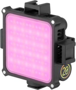 800q-07_126623 Zhiyun Led Fiveray M20C (RGB) Pocket Light on kompakti, neliönmuotoinen LED-paneeli, jossa on violetti hehku, musta kotelo, säätöpyörät, kiinnityskannatin ja "20"-merkintä sivulla.