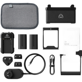 ATOMOS Accessory Kit, 5" Version II, jossa on harmaa pussi, akkulaturi, kaksi akkua, virtalähteet, kaapelit, näytönsuoja ja musta laiteteline, kaikki siististi järjestetty valkoisella pohjalla.