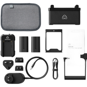 ATOMOS2 ATOMOS Accessory Kit, 5" Version II, jossa on harmaa pussi, akkulaturi, kaksi akkua, virtalähteet, kaapelit, näytönsuoja ja musta laiteteline, kaikki siististi järjestetty valkoisella pohjalla.