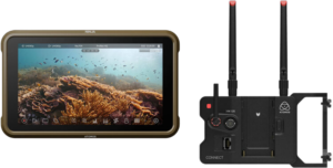 ATOMOS3 Vasemmalla ATOMOS Ninja näyttää vedenalaisen korallimaiseman. Oikealla antennilla varustettu langaton ATOMOS Connect -lähetin on pystysuorassa. Molemmat sisältyvät ATOMOS Ninja ja ATOMOS Connect Bundle -pakettiin.