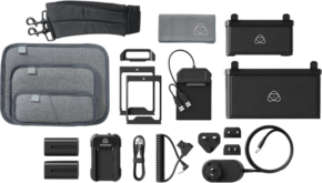 ATOMOS Universal Accessory Kit sisältää pehmustetut pussit, akkulaturit, akut, USB-kaapelit, adapteripistokkeet, kiinnityskehykset, autosovittimen ja puhdistusliinan, joka on ihanteellinen videotuotantolaitteille.