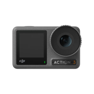 Action3Adv6 DJI Osmo Action 3 Adventure Combo -actionkamera -mallin etunäkymä, jossa näkyy suuri linssi oikealla, pieni näyttö vasemmalla ja Action 3 -brändi linssin alapuolella.