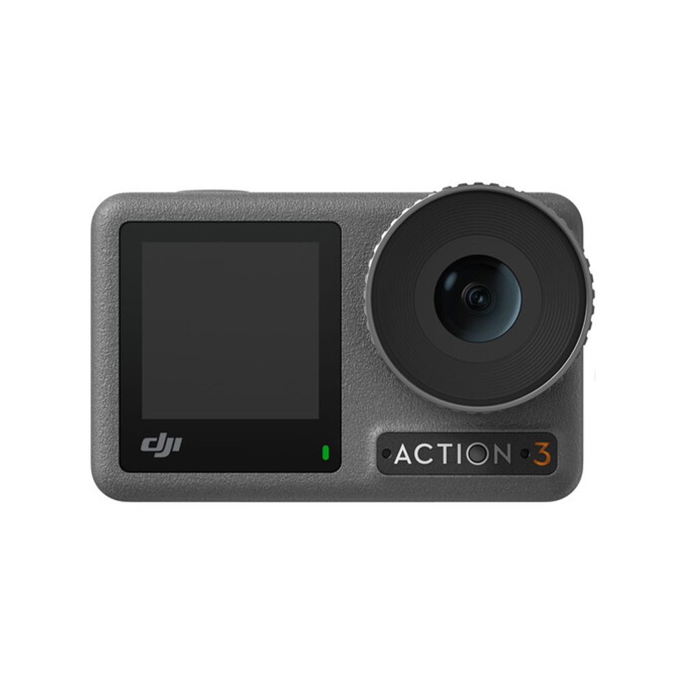 Action3Adv6 DJI Osmo Action 3 Adventure Combo -actionkamera -mallin etunäkymä, jossa näkyy suuri linssi oikealla, pieni näyttö vasemmalla ja Action 3 -brändi linssin alapuolella.