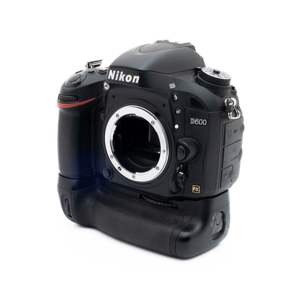 Nikon D600-4 Nikon D600 (SC 36000) + akkukahva - Käytetty