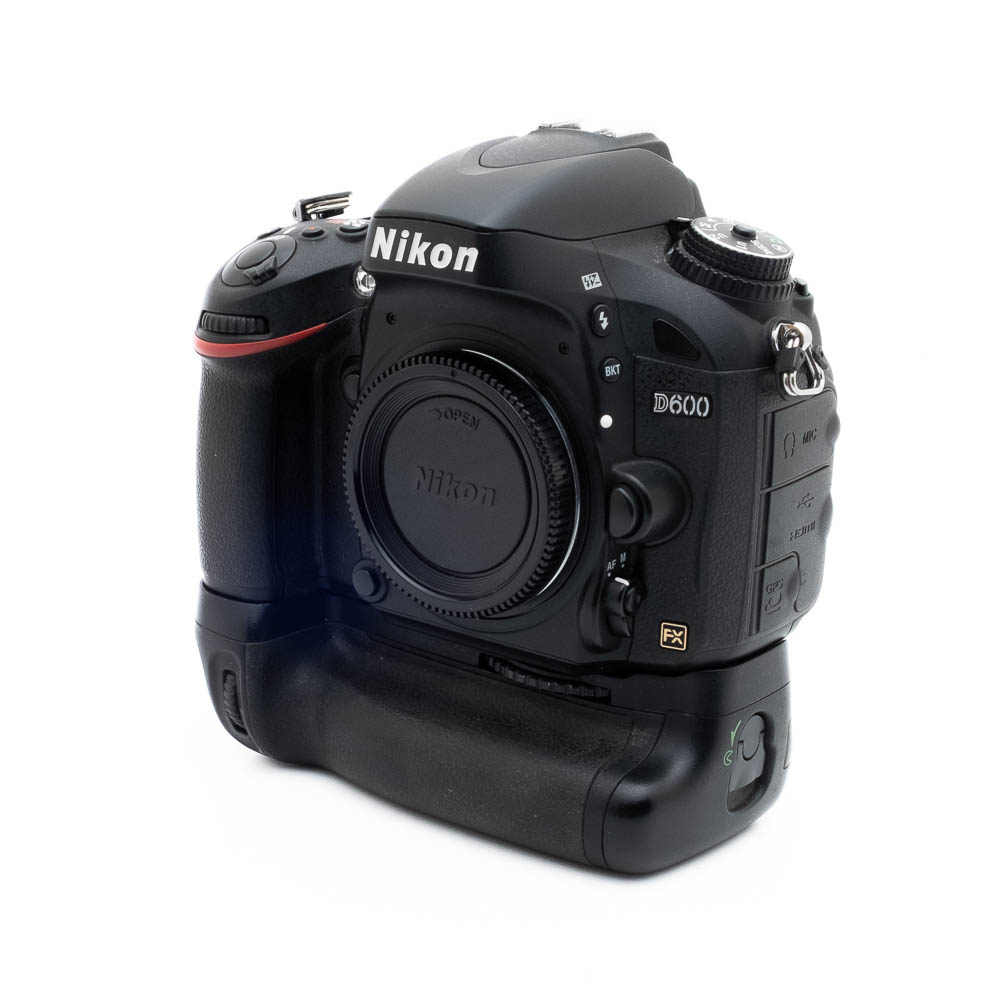 Nikon D600-5 Nikon D600 (SC 36000) + akkukahva - Käytetty