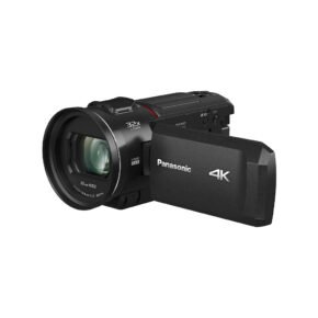 Pansu4K1 Musta Panasonic HC-VX3 4K -videokamera, jossa on ulos käännettävä näyttö ja 32-kertainen zoom, on kuvattu kulmassa valkoista taustaa vasten.