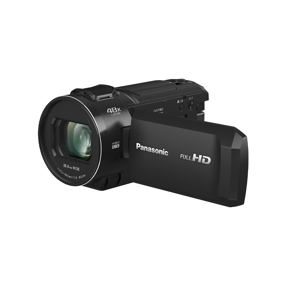 PansuFHD1 Musta Panasonic HC-V900 Full HD -videokamera, jossa on ulos kääntyvä näyttö, 48-kertainen optinen zoom ja 28 mm:n laajakulmaobjektiivi, näkyy valkoisella pohjalla.