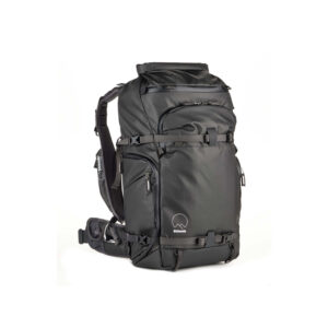 Shimoda30v2_1 Shimoda Action X30 v2 Backpack - musta -kamerareppu on suuri musta reppu, jossa on useita lokeroita, vetoketjutaskut, säädettävät hihnat, lantiovyö ja pieni valkoinen logo, joka on suunniteltu matkoille tai ulkokäyttöön ja jossa on tyylikäs ja kestävä rakenne.