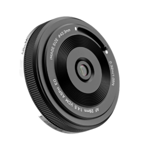 Lähikuva Viltrox AF 28mm f/4.5 -objektiivi Sony E:lle, jossa näkyy valkoiset tekniset tiedot ja mittausmerkinnät mustassa objektiivin tynnyrissä valkoista taustaa vasten.