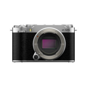 X-M5H11 Fujifilm X-M5 -järjestelmäkamera, hopea näytetään edestä mustalla kuvioidulla kahvalla, hopeanvärisellä yläosalla ja X-M5-merkinnällä. Kameran rungossa näkyvät objektiivin kiinnitys ja kuvakenno.