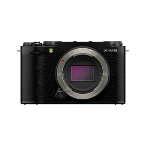 X-M5M9 Fujifilm X-M5 -järjestelmäkamera, musta, näkyy edestä mustana peilittömänä kamerarunkona ilman objektiivia, paljastaen sen kennon.
