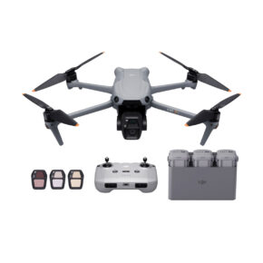 dji_air_3s_rc-n3_flymore_03 DJI Air 3S Drone with RC-N3 Fly More Combo on esitetty harmaana, ja siinä on neljä potkuria, kauko-ohjain, kolme akkua lataustelakassa ja kolme kameran linssisuodatinta valkoisella pohjalla.