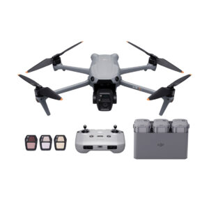 dji_air_3s_rc-n3_flymore_03 DJI Air 3S Drone with RC-N3 Fly More Combo on esitetty harmaana, ja siinä on neljä potkuria, kauko-ohjain, kolme akkua lataustelakassa ja kolme kameran linssisuodatinta valkoisella pohjalla.