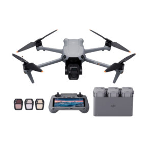 dji_air_3s_rc2_flymore_03 DJI Air 3S Drone with RC2 Fly More Combo on harmaa, ja siinä on neljä potkuria, näytöllä varustettu ohjain, kolme kameran linssisuodatinta ja latauskeskus, jossa on kolme akkua.
