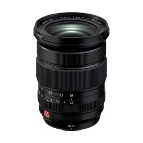 fujinon_16-55mm_ii_06 Musta Fujifilm Fujinon XF 16-55mm f/2.8 R LM WR II -objektiivi seisoo pystyssä valkoisella pohjalla, ja siinä näkyvät valintakiekot, objektiivin merkinnät ja punainen XF-merkki lähellä pohjaa.