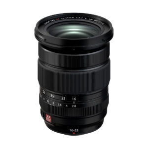 fujinon_16-55mm_ii_06 Musta Fujifilm Fujinon XF 16-55mm f/2.8 R LM WR II -objektiivi seisoo pystyssä valkoisella pohjalla, ja siinä näkyvät valintakiekot, objektiivin merkinnät ja punainen XF-merkki lähellä pohjaa.